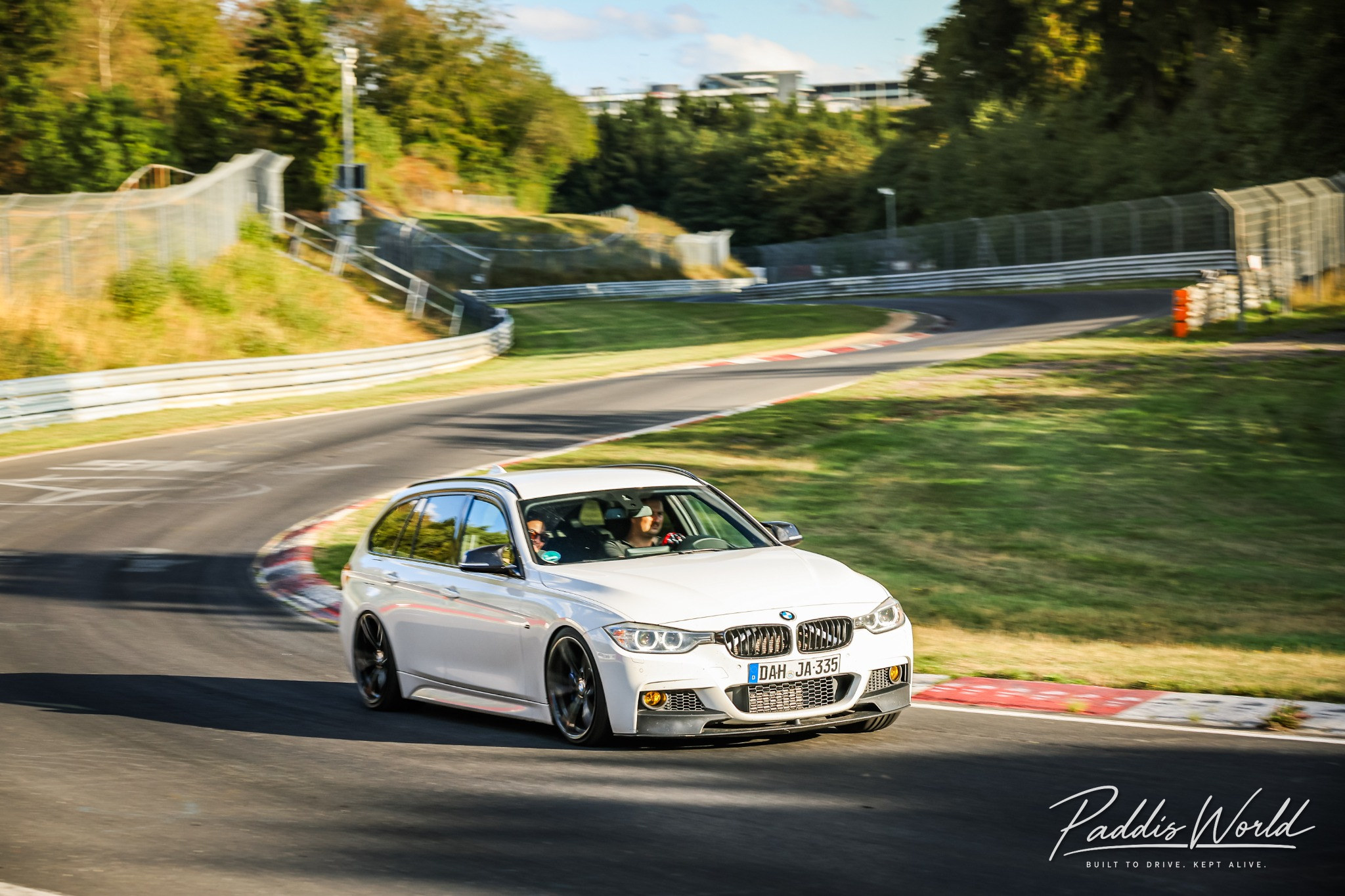 Kurvenausgang – BMW F31 auf der Nordschleife
